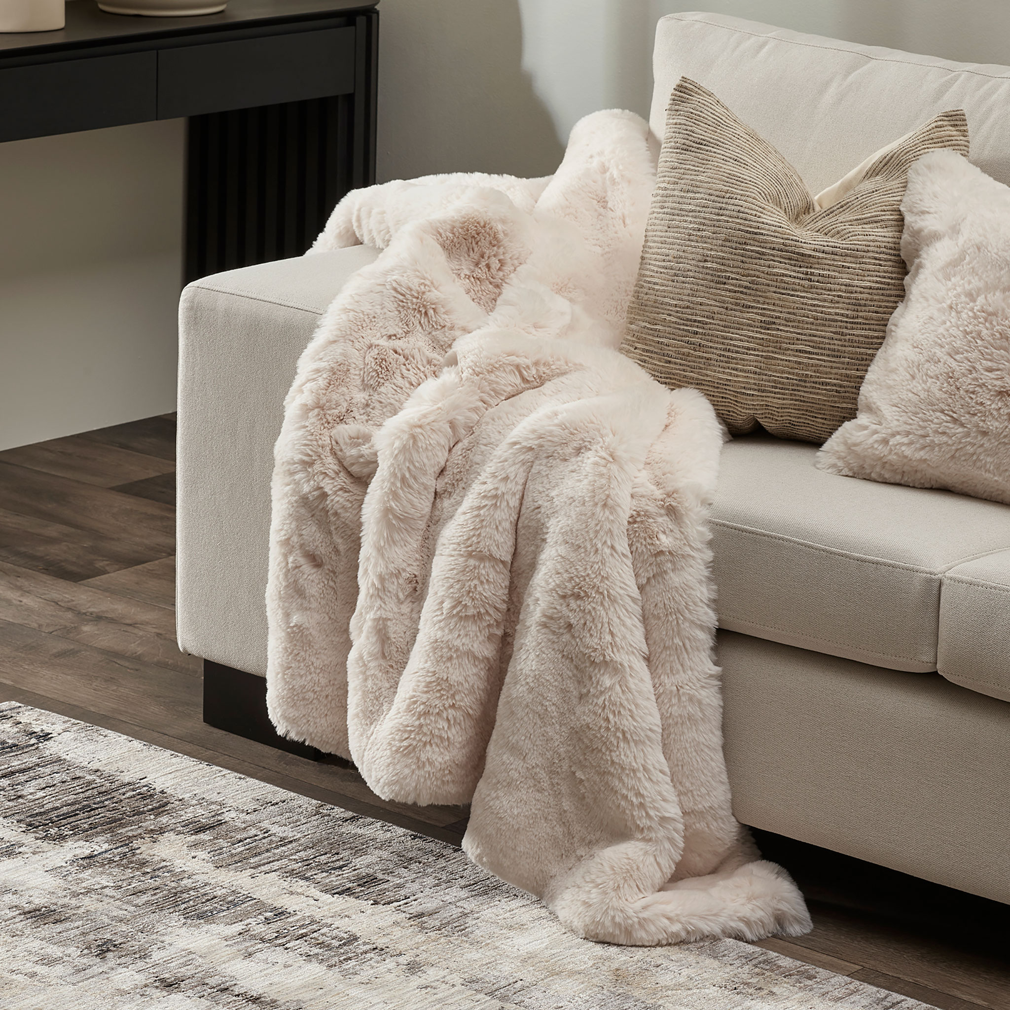 Ollo Pelage Throw, Ivory