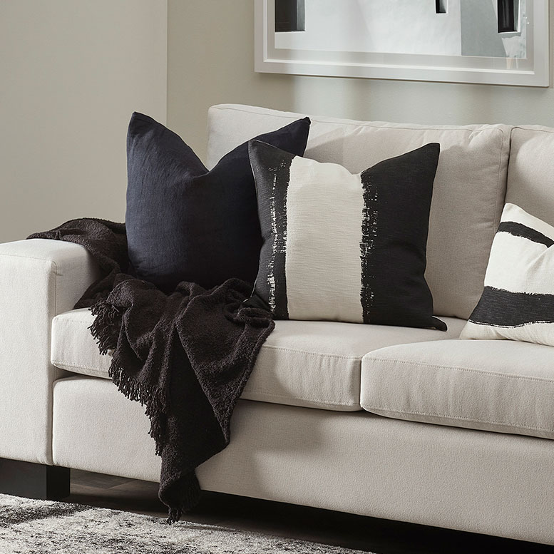 Ollo Lily Throw, Black