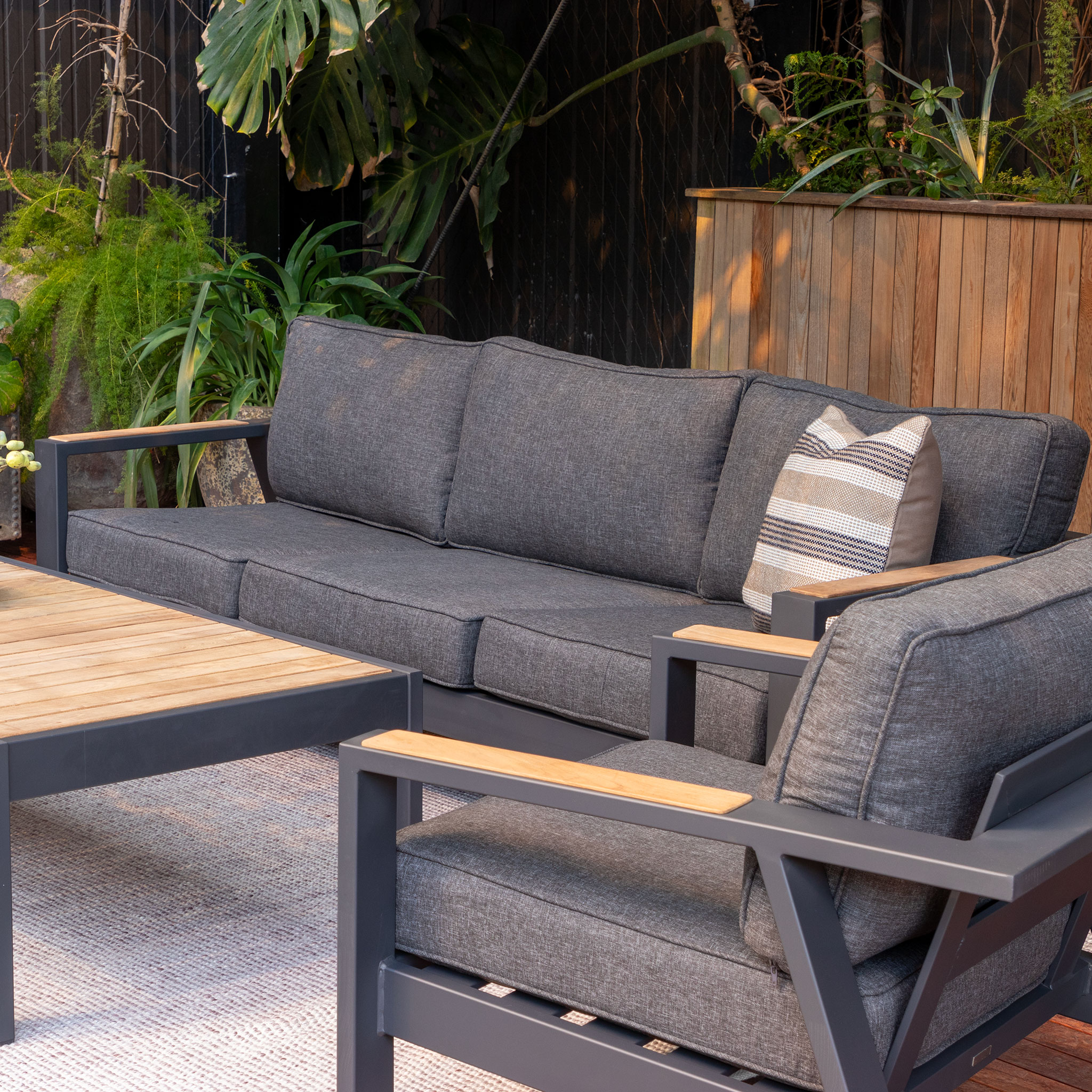 Palau Outdoor 3 Seater, Gunmetal