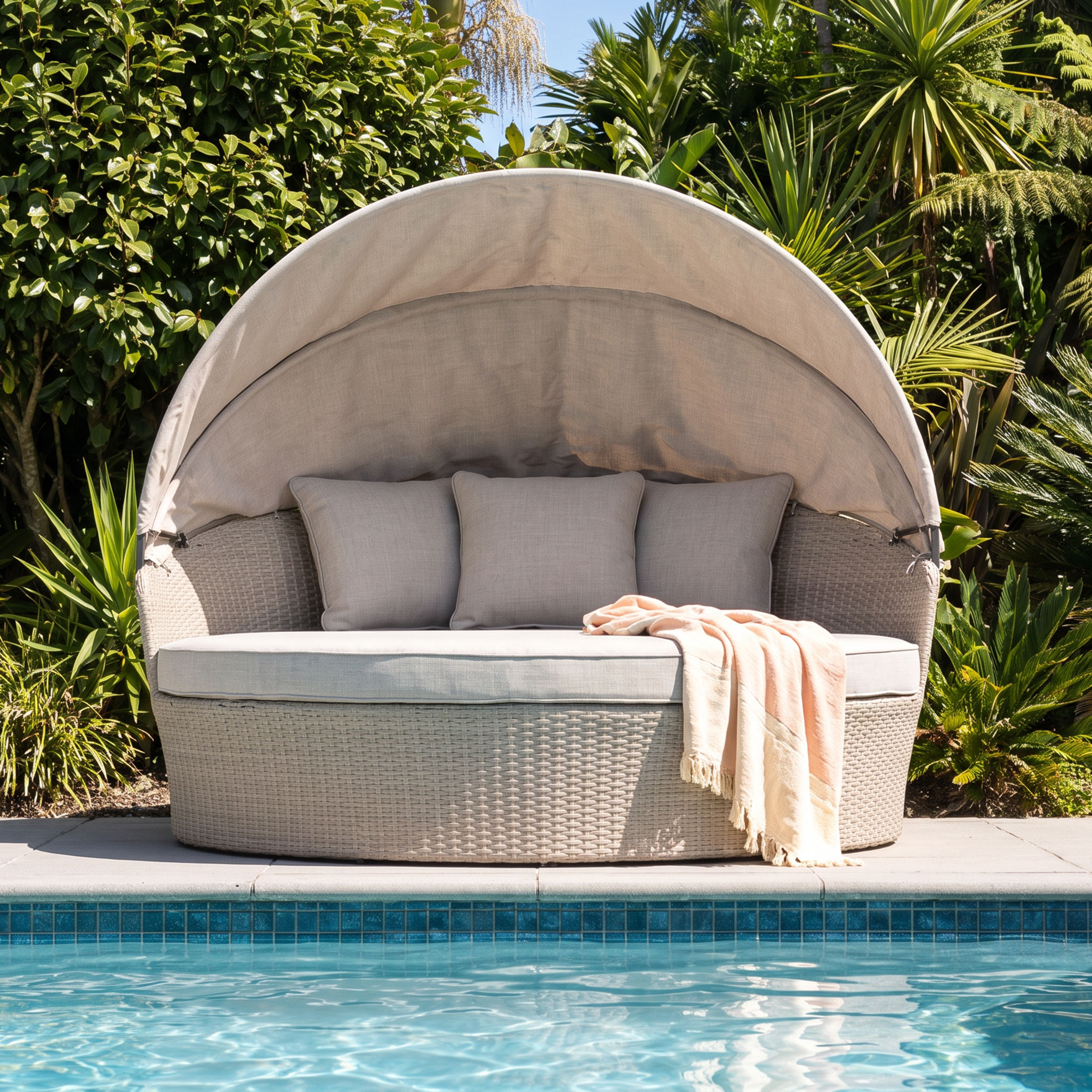 Sentosa Outdoor Daybed, Light Grey